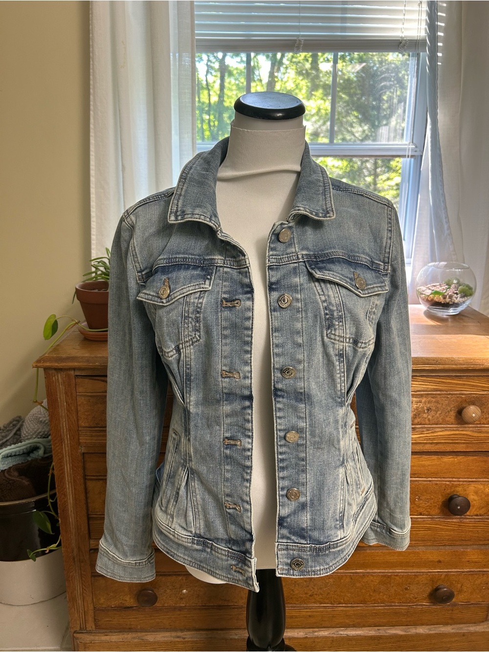 White House Black Market Fitted Light Wash Denim Jacket Size Medium